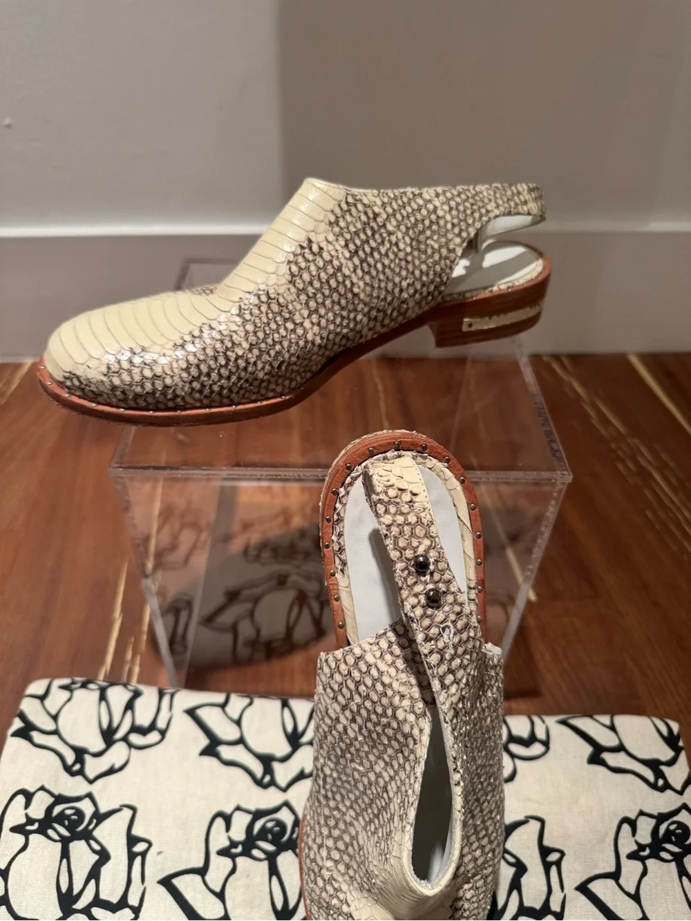 Freda Salvador, the  ‘Rush’ Cream & Taupe Snakeskin Slingback Shoes. Size 9.5